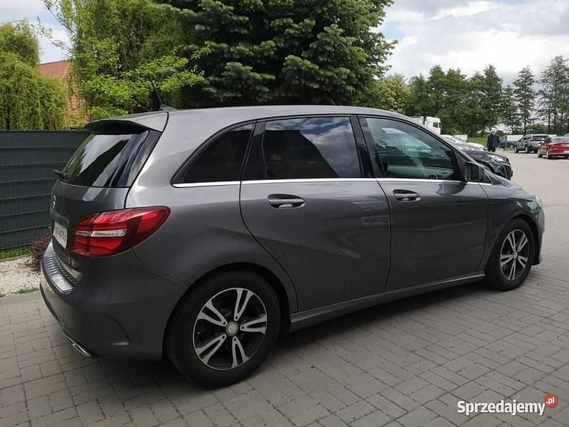 Używany Mercedes B200 140 KM (102 kW) 2018 Srebrny Minivan