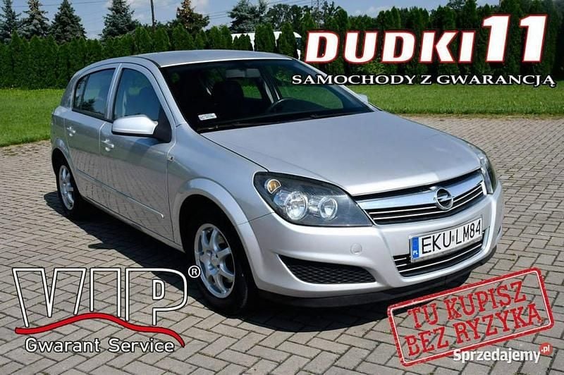 Srebrny Używany 2009 Opel Astra Hatchback | 11 900 zł (Uczciwa cena) - Obraz 1/4