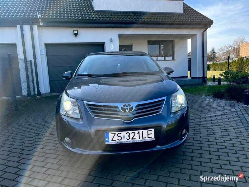 Używany Toyota Avensis Premium 147 KM (108 kW) 2011 Szary Sedan/Limuzyna