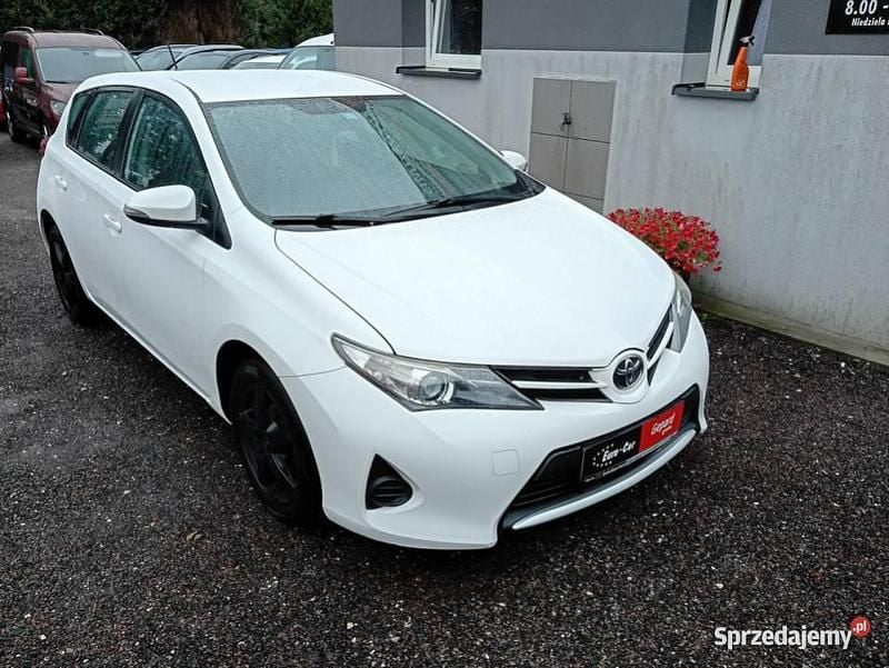 Używany Toyota Auris 132 KM (97 kW) 2013 Biały Hatchback