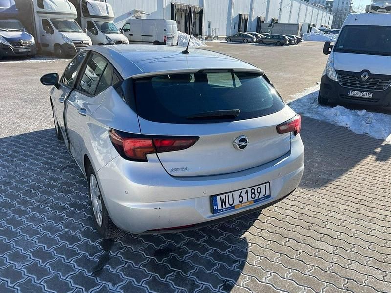 Używany Opel Astra Enjoy 125 KM (91 kW) 2019 Srebrny (metalik) Hatchback