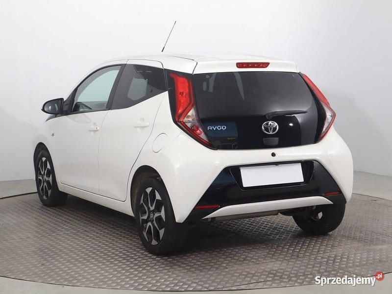 Używany Toyota Aygo 72 KM (52 kW) 2020 Biały Hatchback