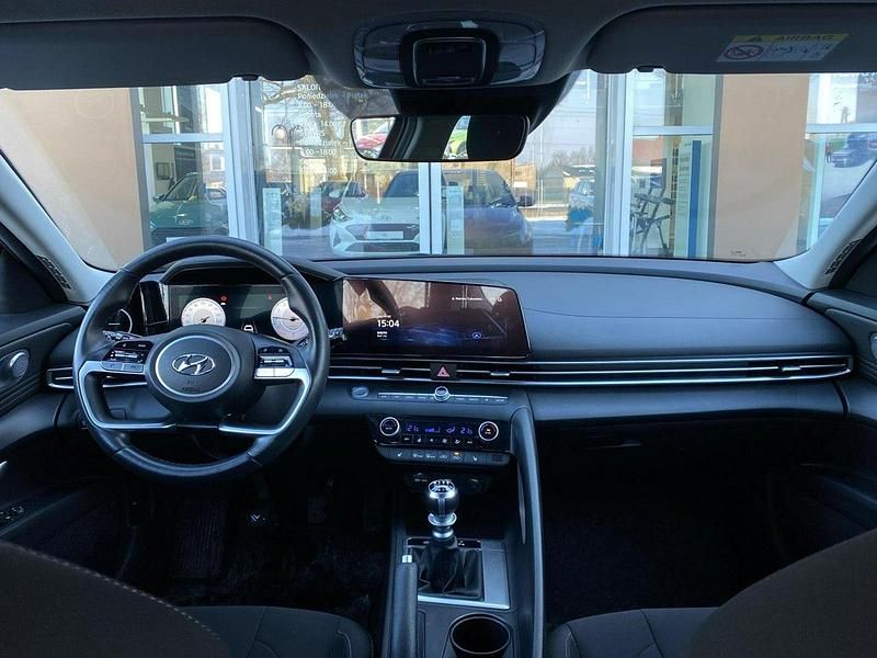 Używany Hyundai Elantra 123 KM (90 kW) 2022 Czerwony Sedan/Limuzyna