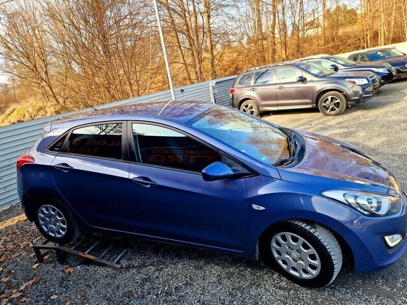 Używany Hyundai i30 100 KM (73 kW) 2013 Niebieski ciemny (metalik) Hatchback