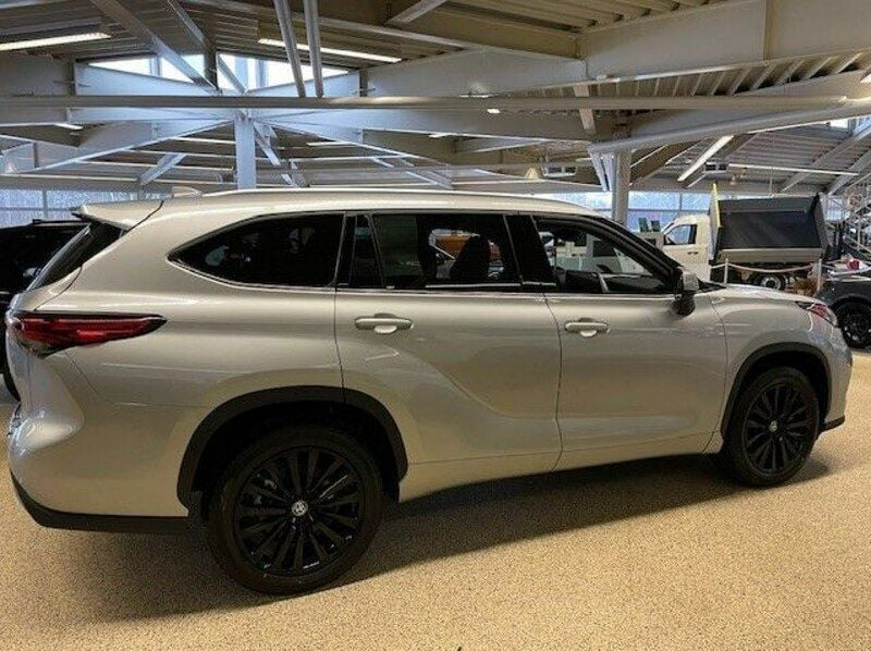 Używany Toyota Highlander Executive 248 KM (182 kW) 2023 Srebrny SUV