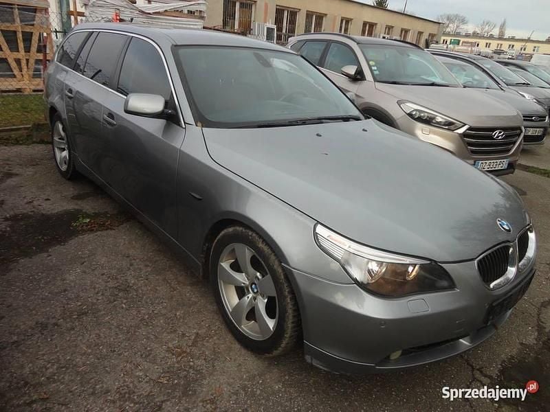 Srebrny Używany 2004 BMW 525 Kombi | 11 900 zł (Dobra cena) - Obraz 1/4