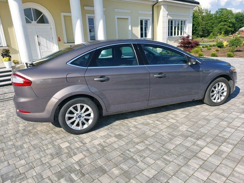 Używany Ford Mondeo 140 KM (102 kW) 2012 Brązowobeżowy Sedan/Limuzyna