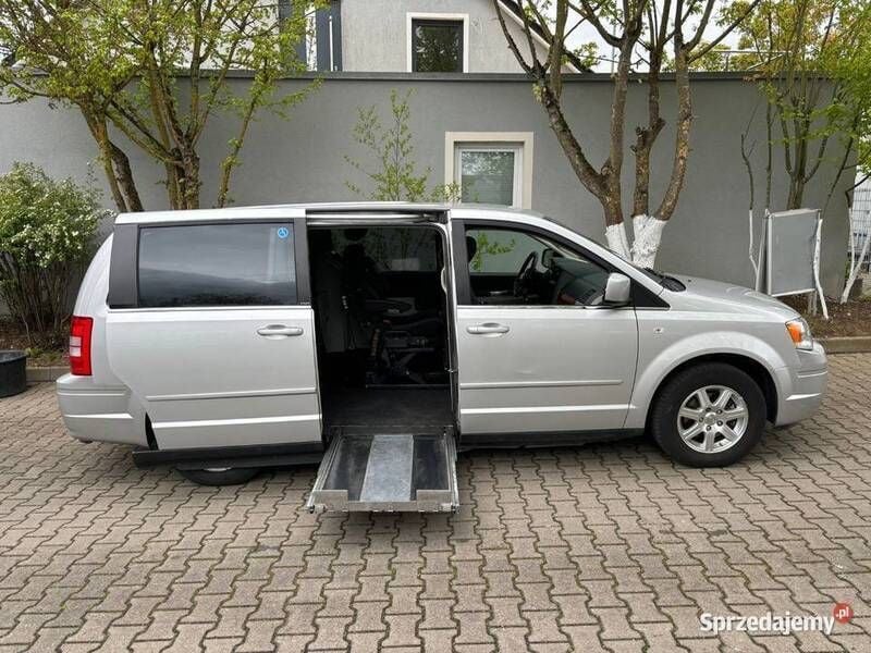 Srebrny Używany 2009 Chrysler Grand Voyager Minivan | 64 900 zł - Obraz 1/4