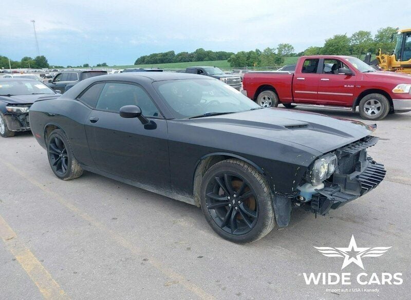 Czarny (metalik) Używany 2017 Dodge Challenger SXT Coupe | 39 100 zł - Obraz 1/4