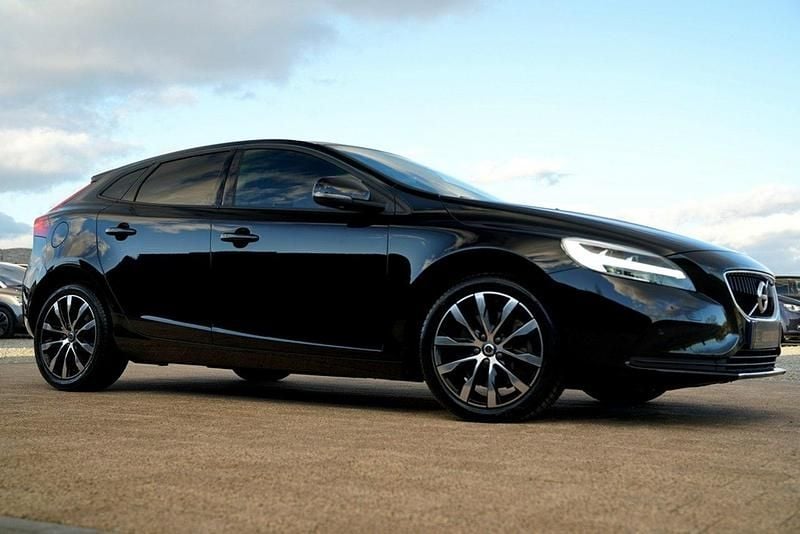 Używany Volvo V40 150 KM (110 kW) 2020 Czarny (metalik, perła) Kombi