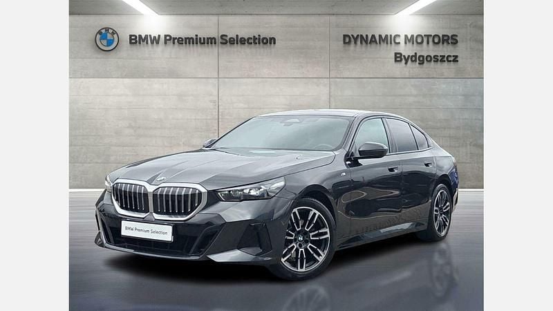 Szary sophisto z brylantowym połyskiem metalizowany Używany 2025 BMW 520 Comfort Edition Sedan/Limuzyna | 259 900 zł (Dobra cena) - Obraz 1/3