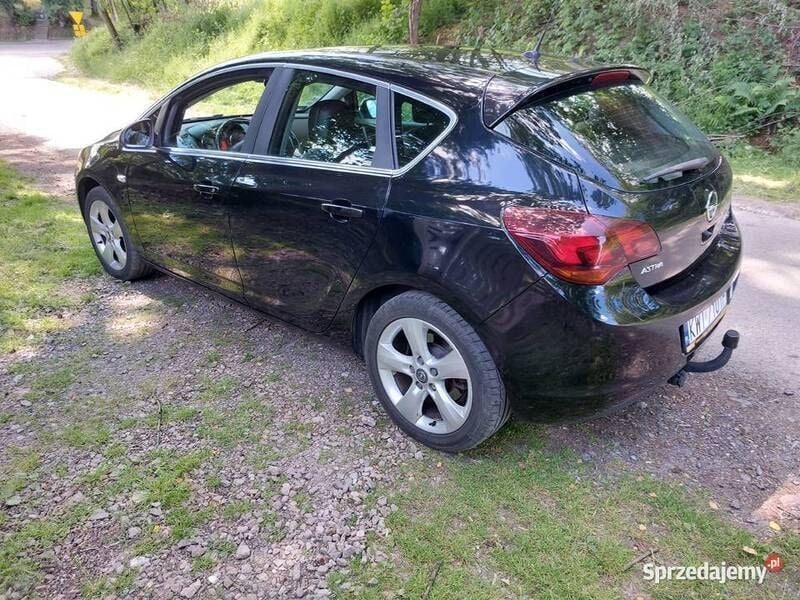 Używany Opel Astra Cosmo 2010 Czarny Hatchback