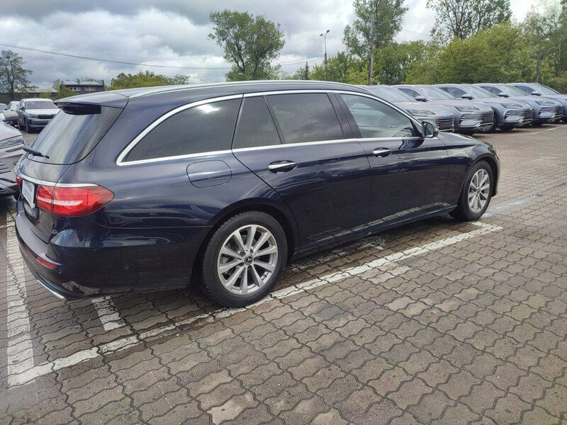Używany Mercedes E200 160 KM (117 kW) 2020 Niebieski ciemny (metalik) Kombi
