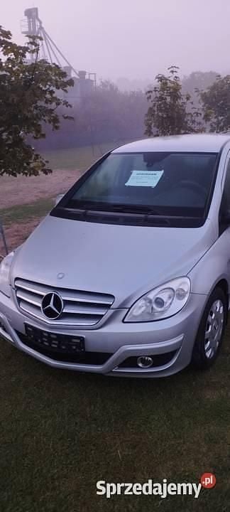 Srebrny Używany 2011 Mercedes 180 Sedan/Limuzyna | 15 500 zł - Obraz 1/4