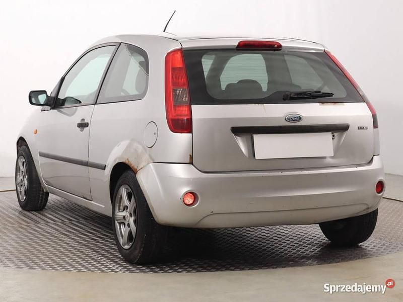 Używany Ford Fiesta 2002 Srebrny Hatchback