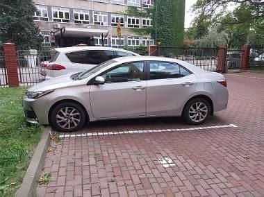 Srebrny (metalik) Używany 2017 Toyota Corolla Comfort Sedan/Limuzyna | 49 000 zł (Uczciwa cena) - Obraz 1/4
