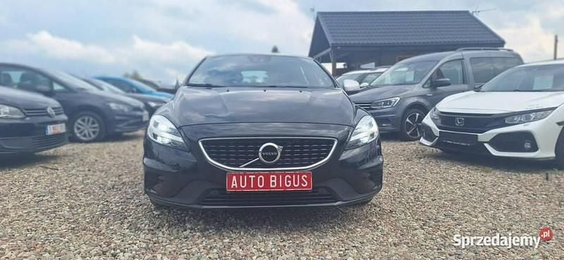 Czarny (metalik) Używany 2018 Volvo V40 R-Design Kombi | 63 900 zł (Uczciwa cena) - Obraz 1/4