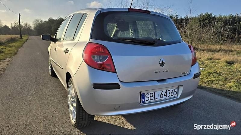 Używany Renault Clio II 2006 Srebrny Sedan/Limuzyna