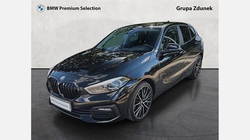 Czarny szafir metalizowany Używany 2021 BMW 118 Advantage Hatchback | 98 900 zł (Uczciwa cena) - Obraz 1/3