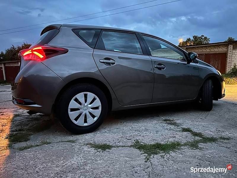Używany Toyota Auris 132 KM (97 kW) 2018 Brązowy Hatchback