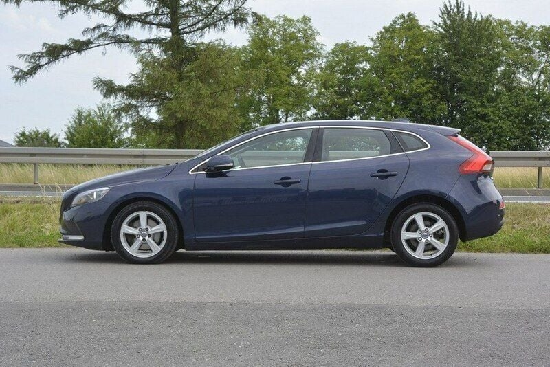 Używany Volvo V40 115 KM (84 kW) 2014 Granatowy Kombi