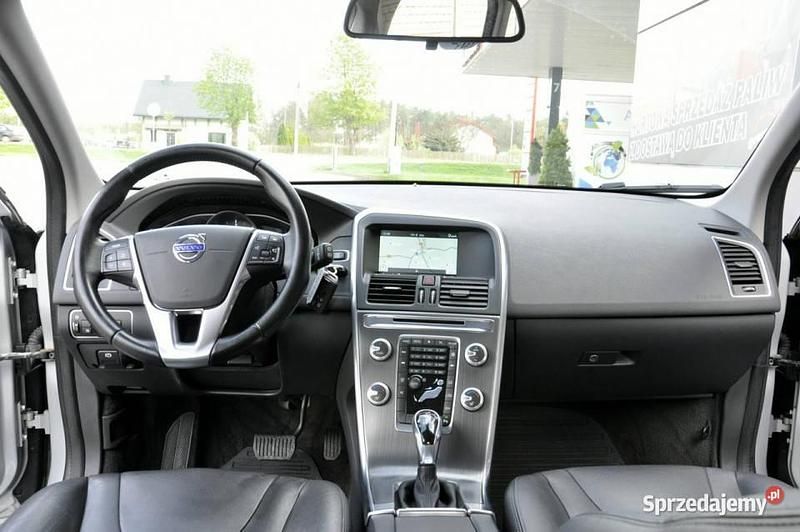 Używany Volvo XC60 Momentum 190 KM (139 kW) 2016 Srebrny SUV