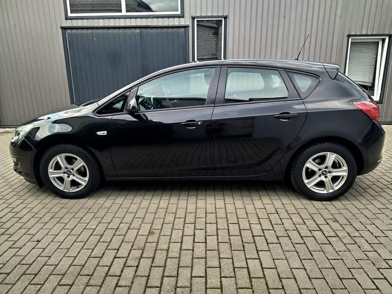 Używany Opel Astra 120 KM (88 kW) 2014 Czarny Hatchback