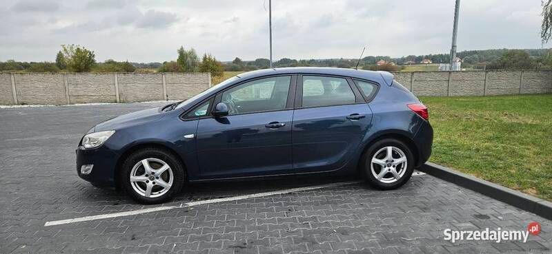 Granatowy Używany 2011 Opel Astra Hatchback | 15 500 zł (Dość drogi) - Obraz 1/4