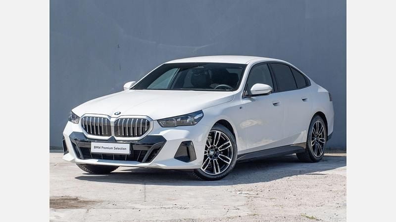 Biel mineralna metalizowany Używany 2024 BMW 520 Comfort Edition Sedan/Limuzyna | 249 900 zł - Obraz 1/3