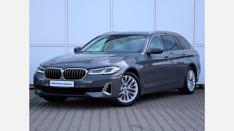 Szary bernina z bursztynowym połyskiem metalizowany Używany 2021 BMW 520 Luxury Line Kombi | 159 900 zł (Drogi) - Obraz 1/3