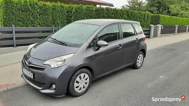 Używany Toyota Verso-S 2011 Szary Minivan