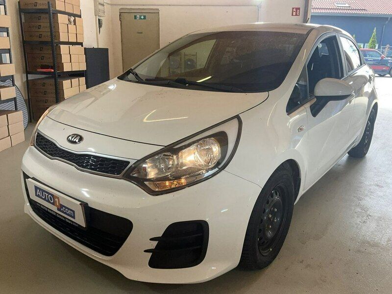 Biały (metalik) Używany 2016 Kia Rio 2 Hatchback | 29 900 zł (Dobra cena) - Obraz 1/4