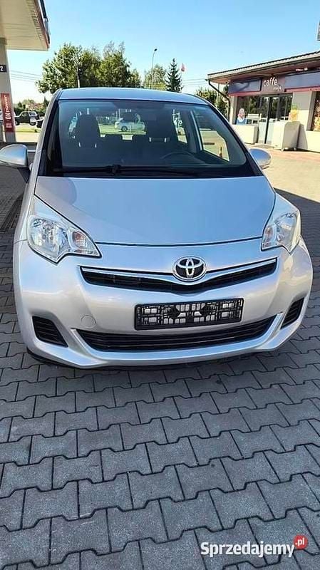 Srebrny Używany 2014 Toyota Verso-S Minivan | 29 900 zł - Obraz 1/4