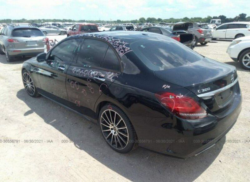 Używany Mercedes C300 255 KM (187 kW) 2019 Czarny Sedan/Limuzyna