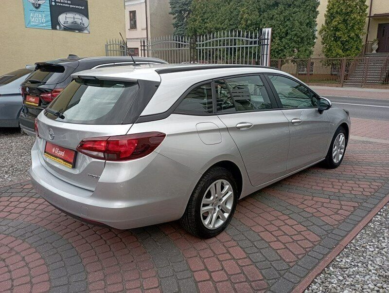 Używany Opel Astra 150 KM (110 kW) 2018 Srebrny (metalik) Sedan/Limuzyna