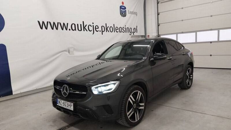 Czarny Używany 2021 Mercedes GLC300 SUV | 220 000 zł - Obraz 1/4