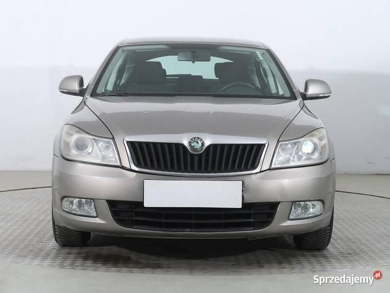 Beżowy Używany 2010 Skoda Octavia Hatchback | 24 999 zł (Dość drogi) - Obraz 1/4