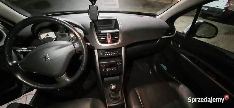 Używany Peugeot 207 2008 Srebrny Sedan/Limuzyna