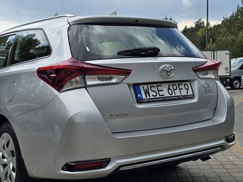 Używany Toyota Auris Premium 111 KM (81 kW) 2017 Srebrny Kombi