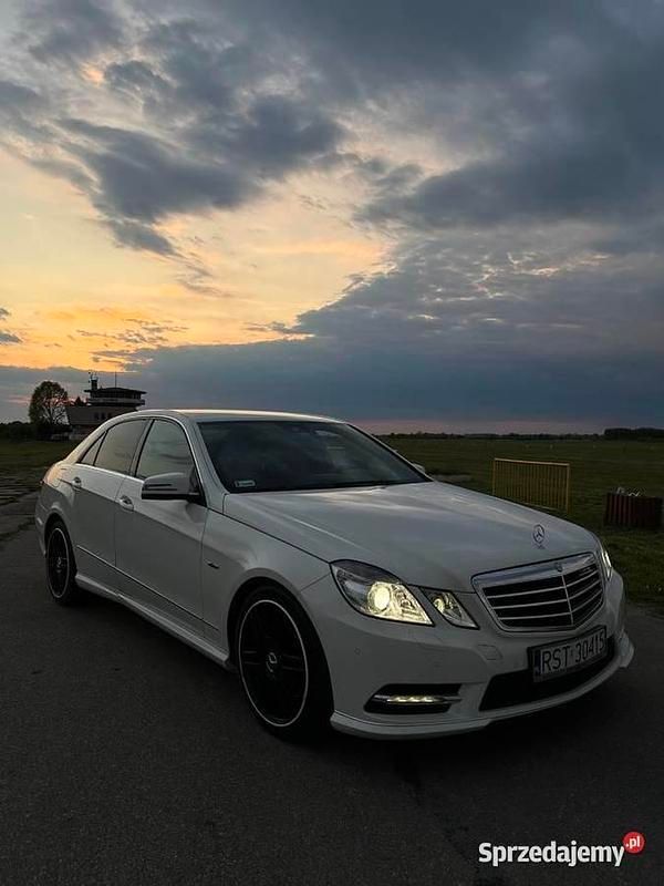Biały Używany 2012 Mercedes E200 AMG Sedan/Limuzyna | 57 000 zł (Uczciwa cena) - Obraz 1/4