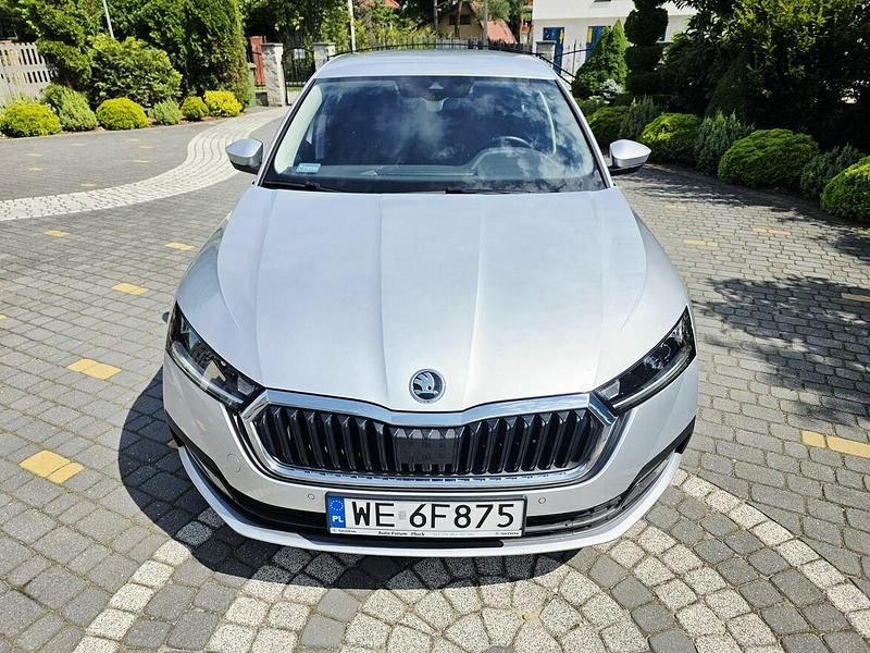 Używany Skoda Octavia Ambition 150 KM (110 kW) 2022 Srebrny Sedan/Limuzyna