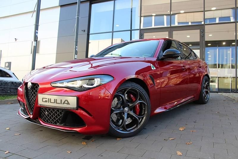 Lakier specjalny czerwony etna red Nowe 2025 Alfa Romeo Giulia Quadrifoglio Sedan/Limuzyna | 432 900 zł - Obraz 1/4