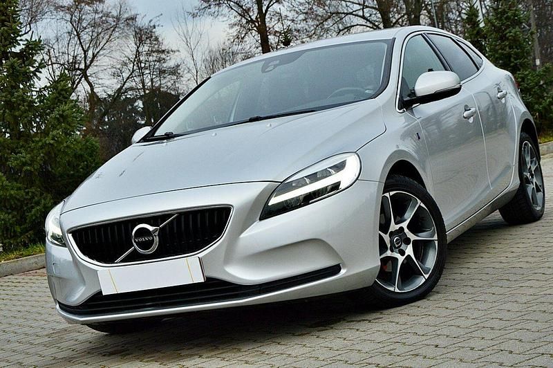 Używany Volvo V40 Ocean Race 120 KM (88 kW) 2016 Srebrny (metalik) Hatchback