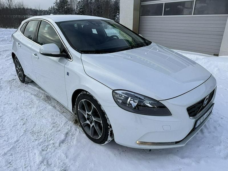 Używany Volvo V40 Ocean Race 116 KM (85 kW) 2015 Biały Hatchback