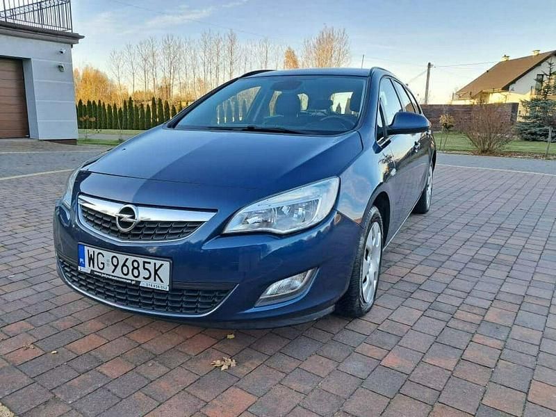 Używany Opel Astra 140 KM (102 kW) 2011 Inny kolor Sedan/Limuzyna