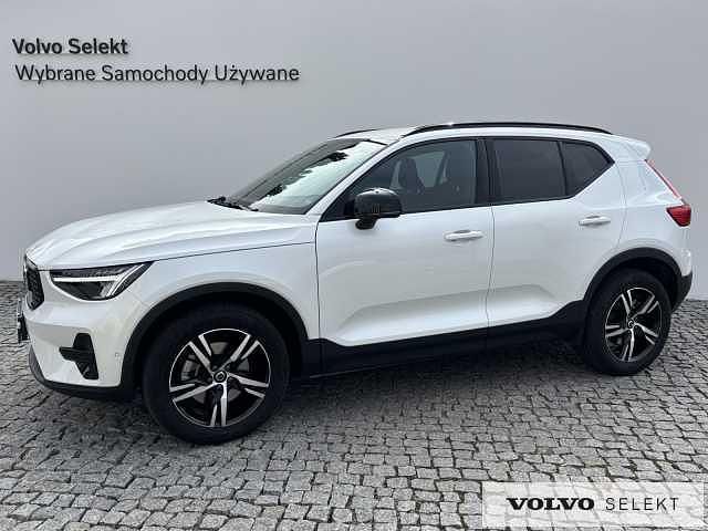 Biały Używany 2025 Volvo XC40 SUV | 179 900 zł (Dość drogi) - Obraz 1/3
