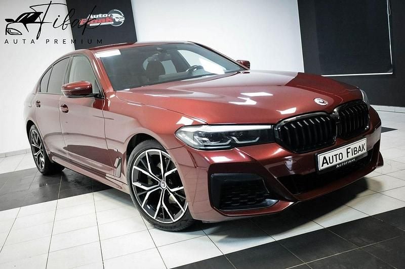 Bordowy Używany 2022 BMW 520 Sedan/Limuzyna | 174 900 zł - Obraz 1/4