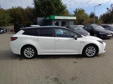 Używany Toyota Corolla 100 KM (73 kW) 2020 Biały Sedan/Limuzyna