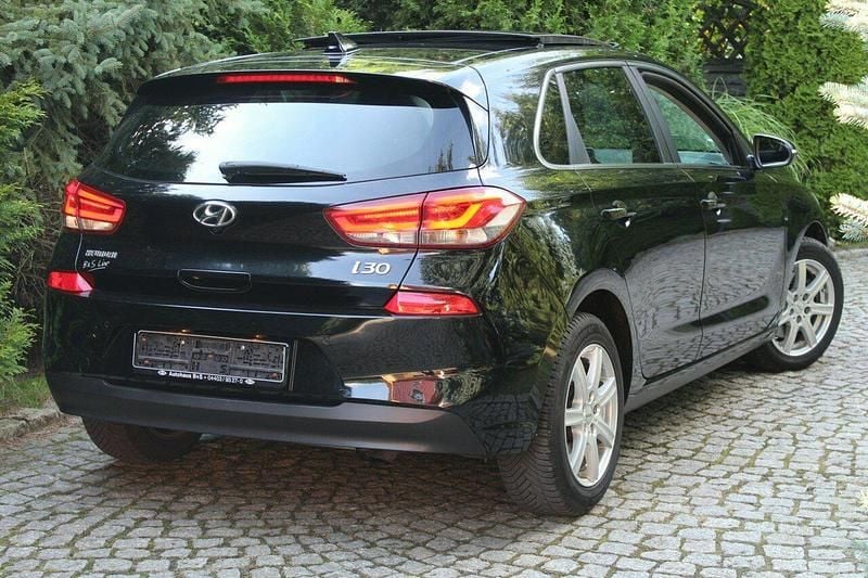 Używany Hyundai i30 Intro Edition 140 KM (102 kW) 2017 Czarny Hatchback