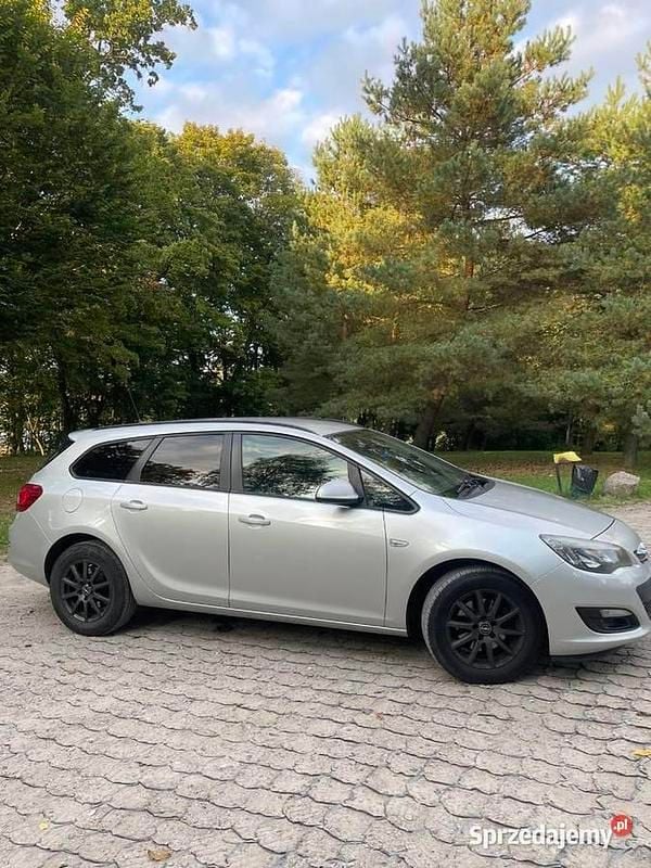 Srebrny Używany 2014 Opel Astra Kombi | 15 000 zł (Uczciwa cena) - Obraz 1/4